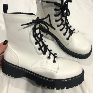 Women’s white UNION BAY combat boots Sz 8.5